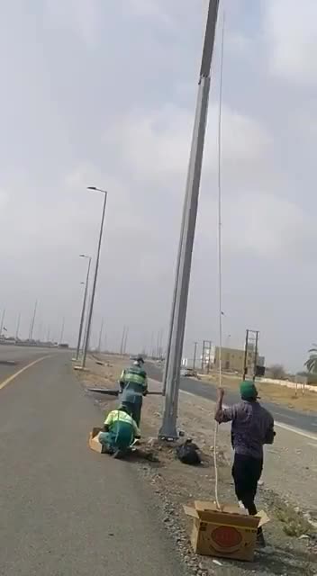 DUBAI - veja como trocam lâmpadas de vias públicas