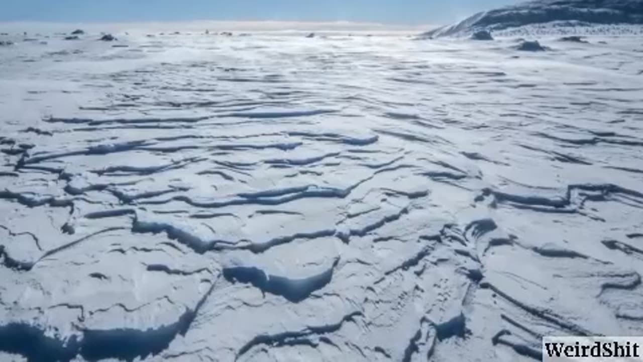 THIS FORMER ANTARCTICA PILOT REVEALED SOMETHING BIG OPENED ON TOP OF THIS MOUNTAIN IN ANTARCTICA