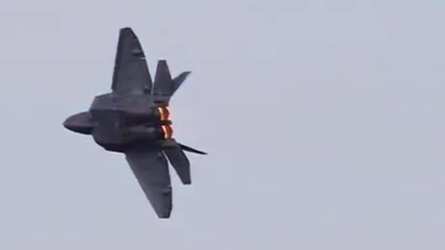 F-22 pilot demonstrates a minimum radius turn followed by J-turn reposition a.k.a Herbst Maneuver.