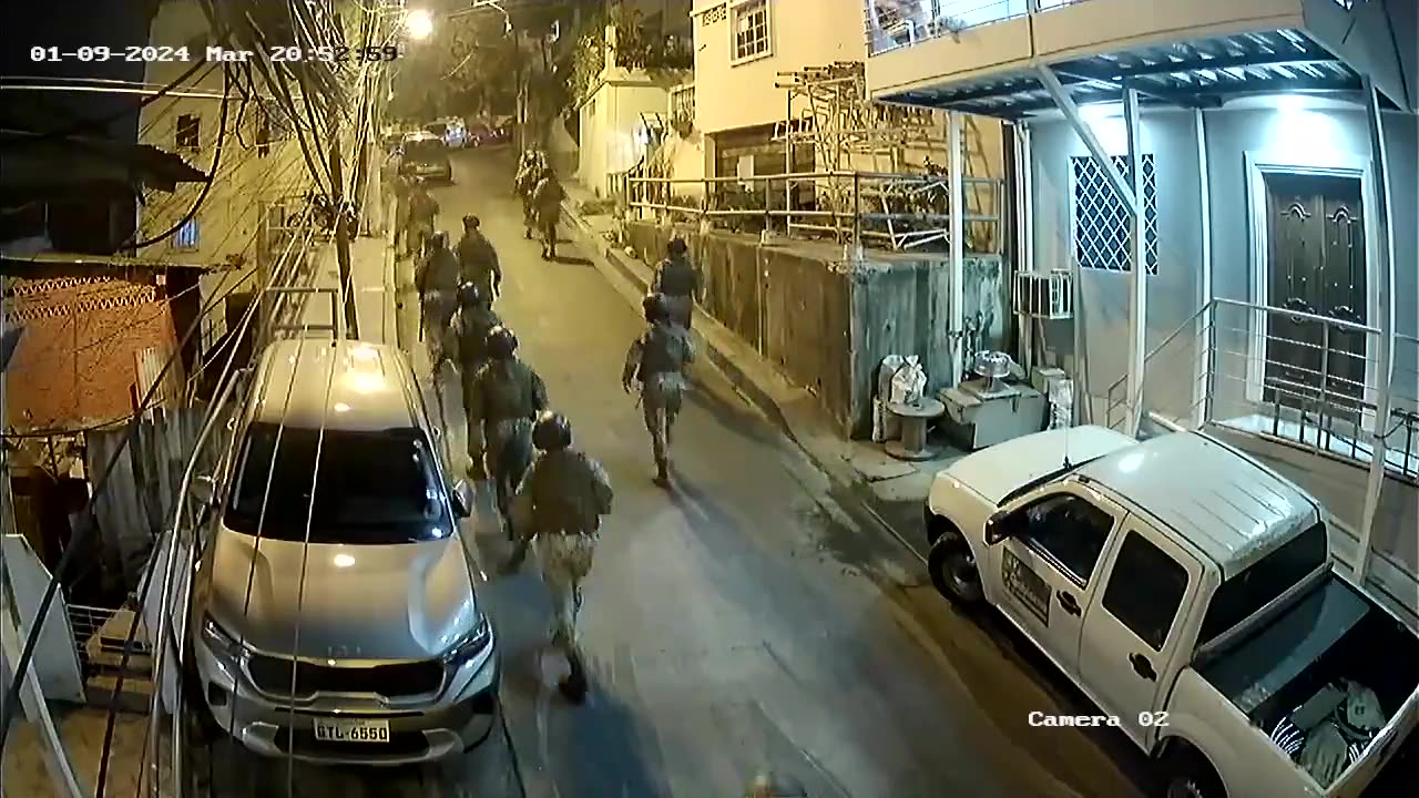 #Ecuador military patrolling the streets in #Guayaquil president declared a state of emergency