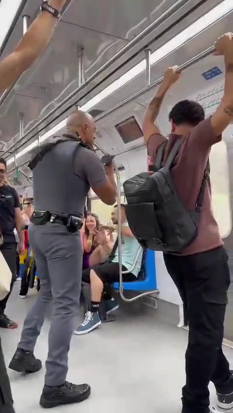 Passageiros do metrô são surpreendidos com dança de seguranças ao som de Bruno Mars