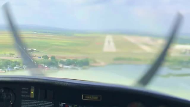 Flying a Diamond DA20 Touch & Go KSJT