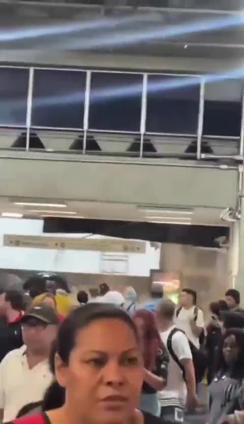 Teto de estação de trem desaba em Osasco após forte chuva