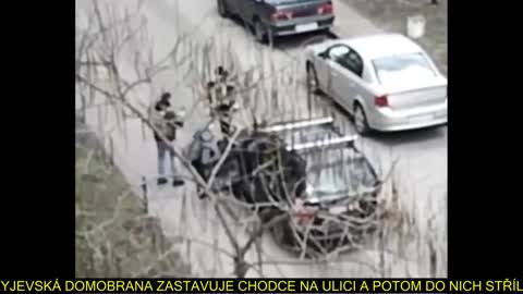 Kyjevská domobrana zastavuje chodce na ulici a potom do nich střílí!