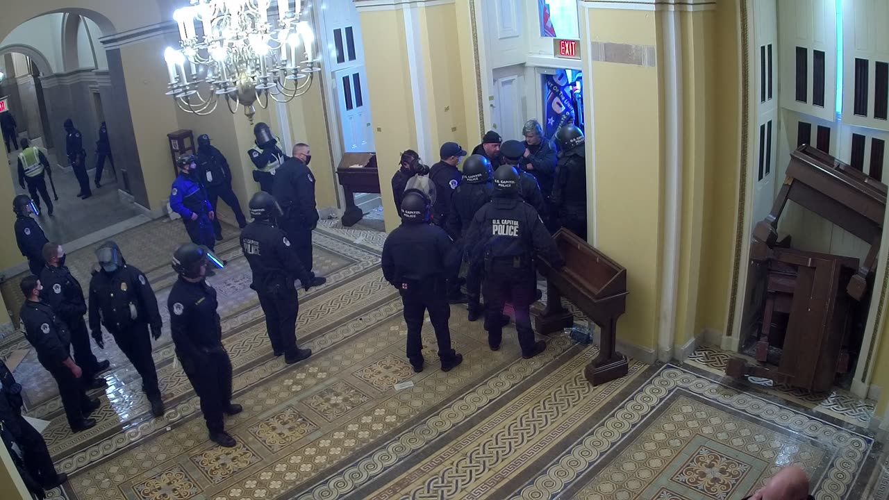 0102USCS01SenateWingDoornearS139_2021-01-06_15h40min49s440ms.mp4