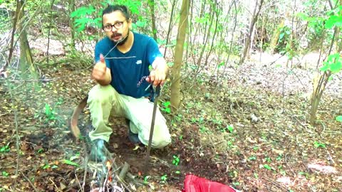 Testando rações de sobrevivência do exército americano na floresta