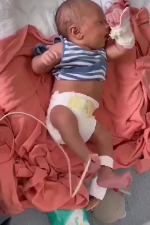 Bambina con tremori con mamma vaccinata a 8 mesi di gravidanza