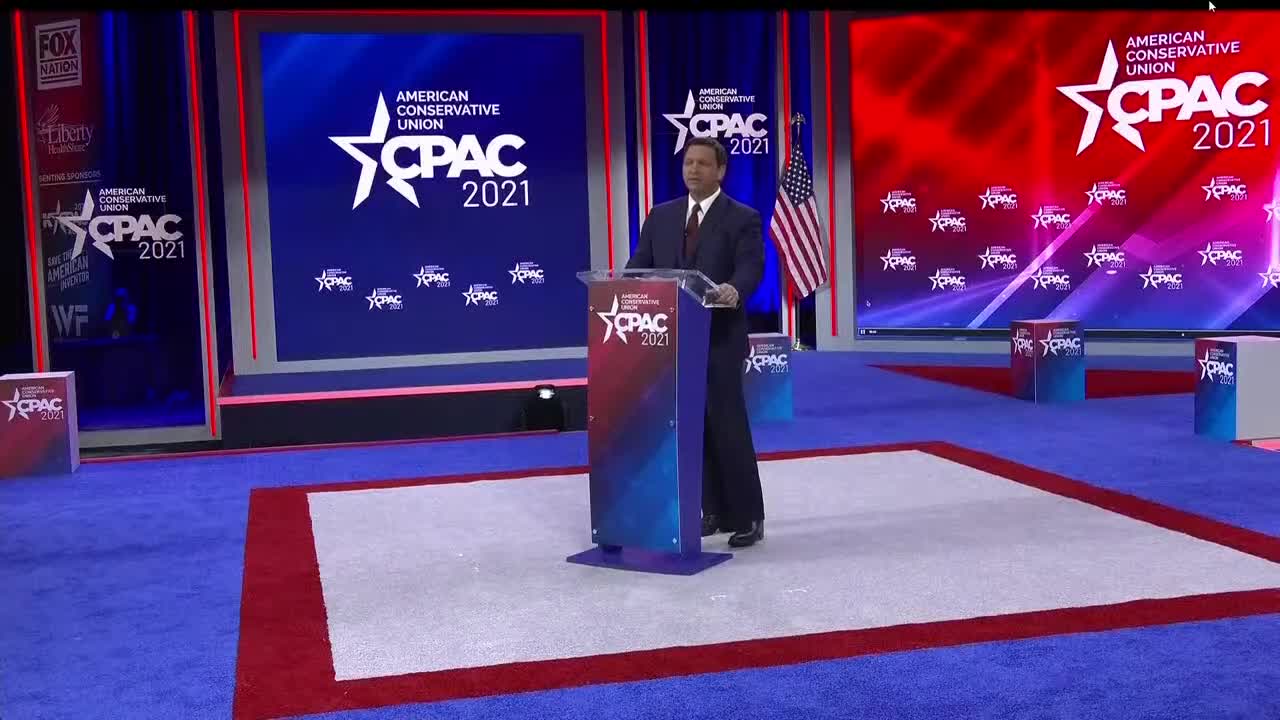 Guvernér Floridy, Ron DeSantis, pri zahájení konferencie CPAC 2021