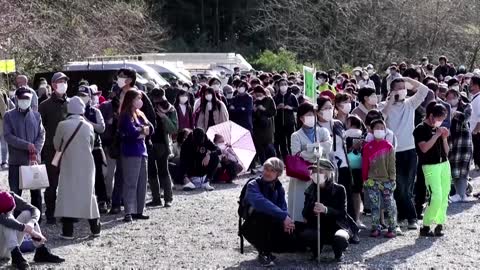 Japan worshippers brave smouldering coals to pray