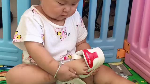 So cute 🥰 baby is trying to wear shoes 👟 but don't,,,,😋🥰