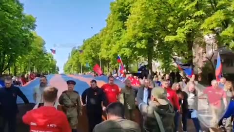 Oslavy Dne osvobození v Mariupolu po dlouhých osmi letech nacistického teroru