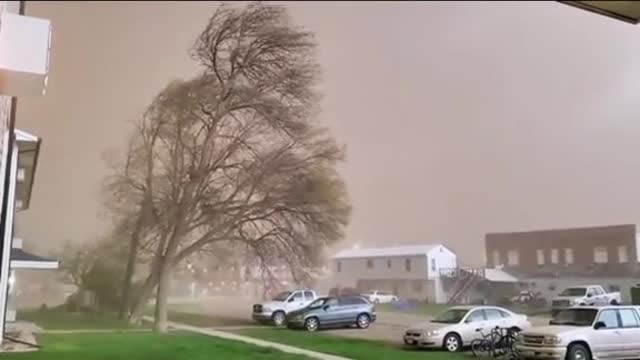 Hug dust storm blows through South Dakota