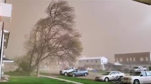 Hug dust storm blows through South Dakota