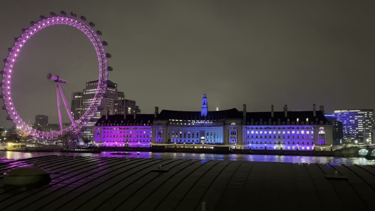 LONDON WALKING NEXT TO THAMES RIVER