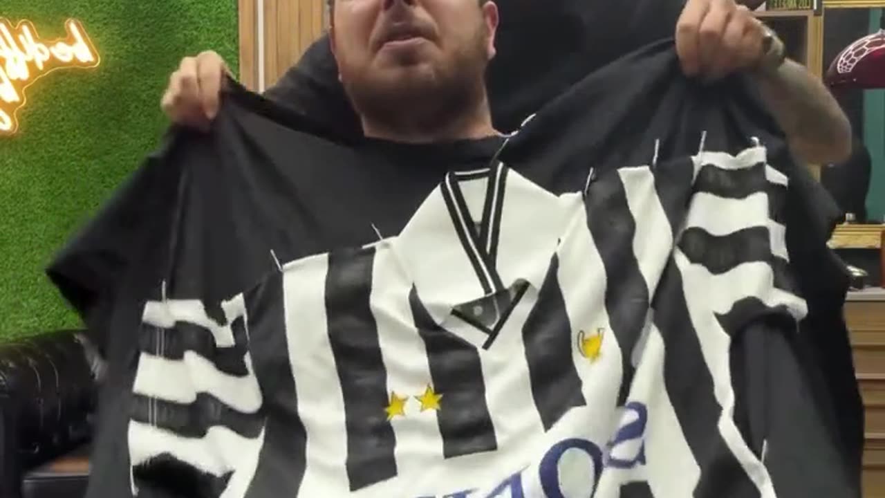 Barber in Napoli Puts Customers in a Juventus Cape