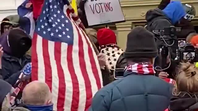 Trump Supporters Stopping Antifa from breaking windows