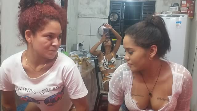 Elas dançando funk gatas