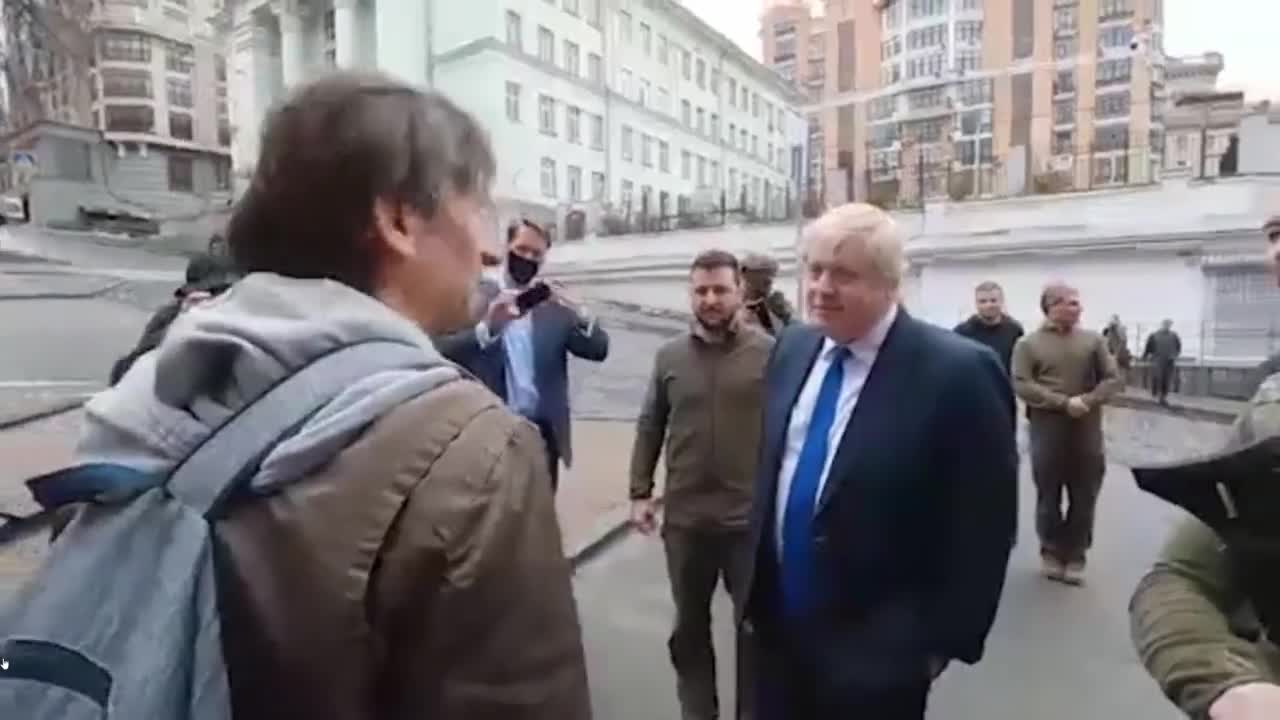 Boris Johnson meets Zelenskyi in Kyiv walking streets