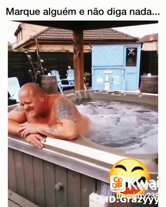 homem peidando na piscina dele