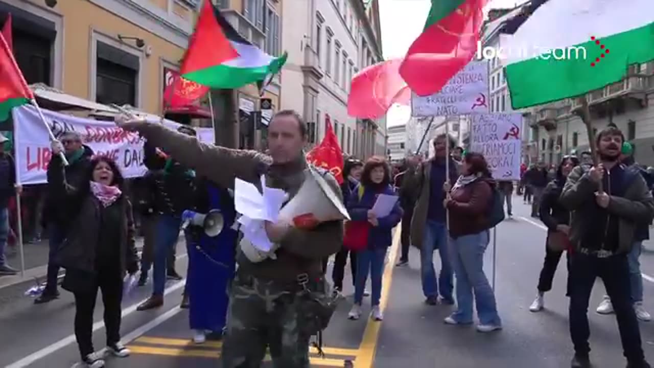 Intervento del P.CARC nella piazza del 25 aprile a Milano