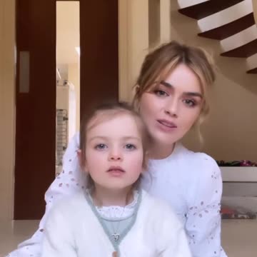 megan walsh being a great Auntie and singing a cut from Frozen