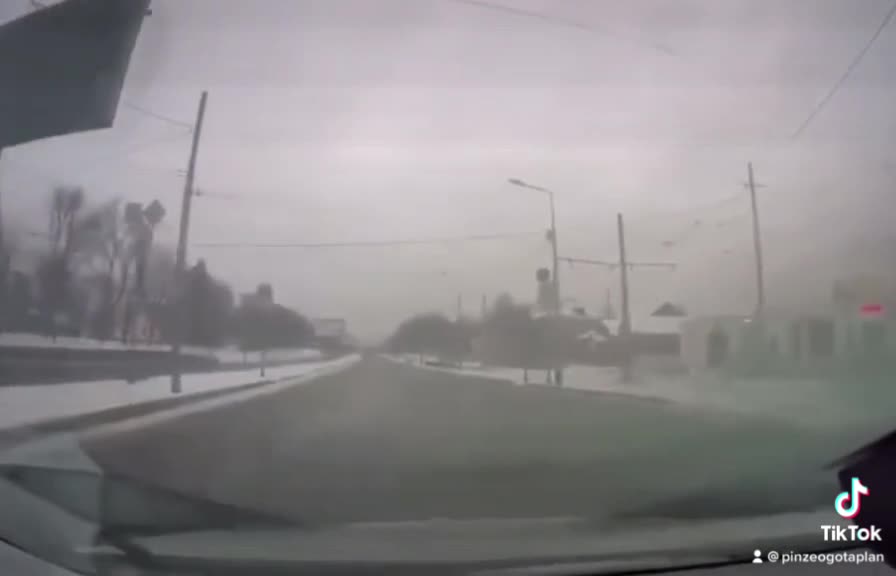 Driver maneuvers through Russian shelling