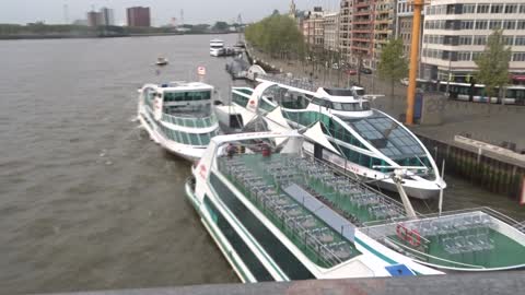 De Mein Schiff 3 van Tui in Rotterdam, de saaie namen van de cruise vaart, en de Spido natuurlijk