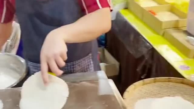 Passing by the snack street to see delicious pancakes