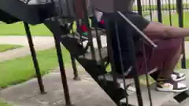 Brave Woman Confront Dude's With Guns And Drugs