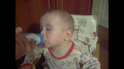 Baby sleep while drinking milk