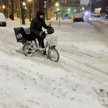 Funny delivery drivers in Moscow