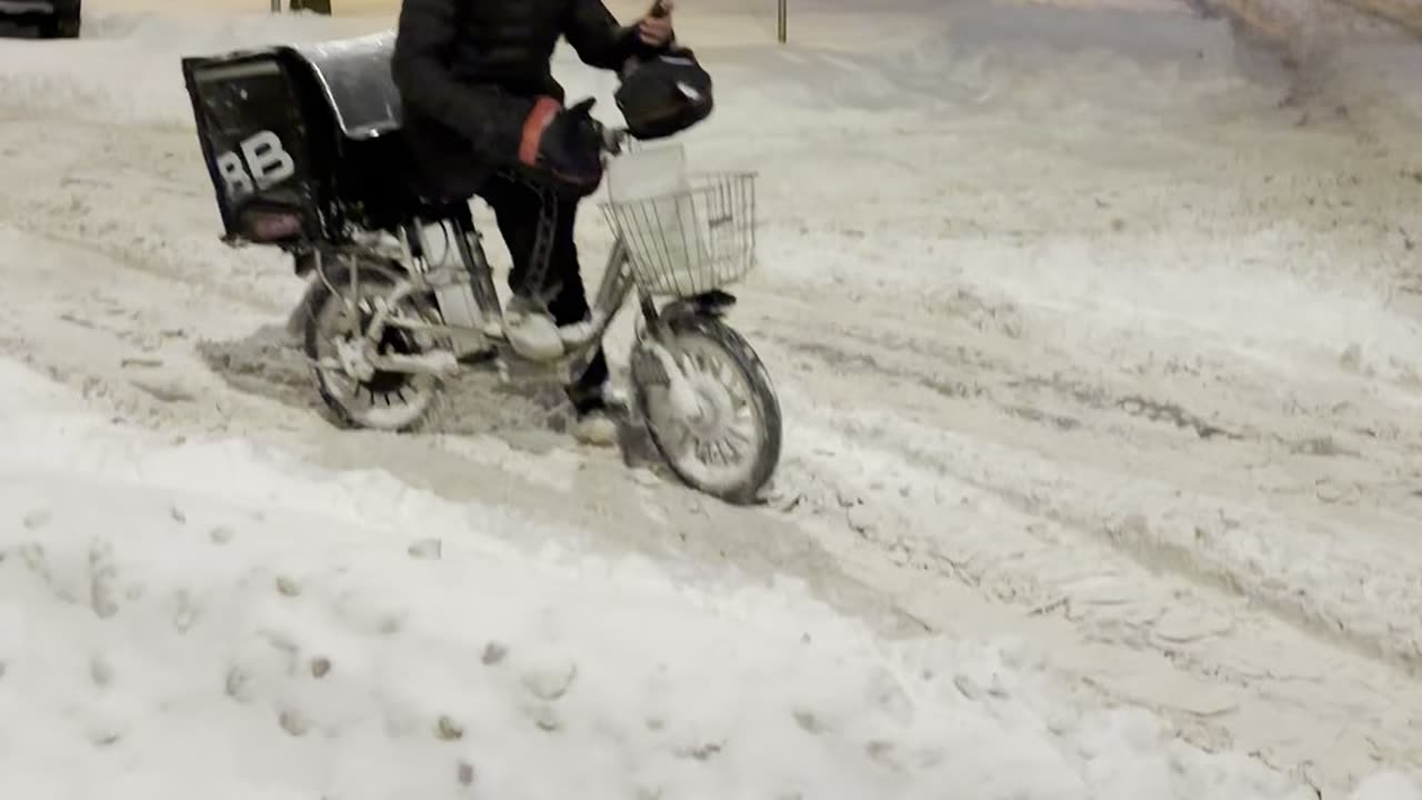 Funny delivery drivers in Moscow