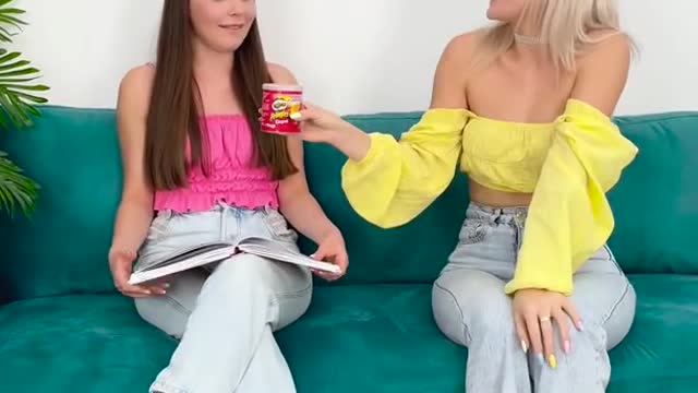 FUNNY TIKTOK PRANK𤣠-- A GIRL PRANKED HER FRIEND WITH BALLOON TRICK #shorts