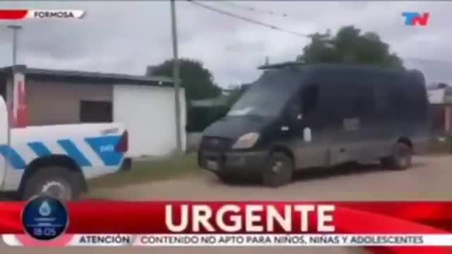 Dictadura sanitaria yendo con 15 carros para arrestar a un supuesto caso COVID