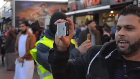 "Sharia for UK, Allah Akbar", shout Muslim immigrants in UK