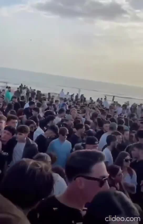 NAPOLI, Ý: DÂN MỞ TIỆC TRÊN BÃI BIỂN 🇺🇸NAPLES, ITALY: OPEN PARTY ON THE BEACH