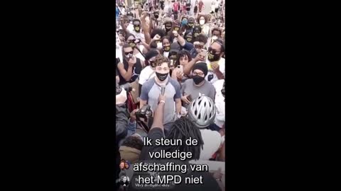 Waanzin! Burgemeester vernederd door BLM terroristen