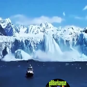 GIANT GLACIER CRUMBLING