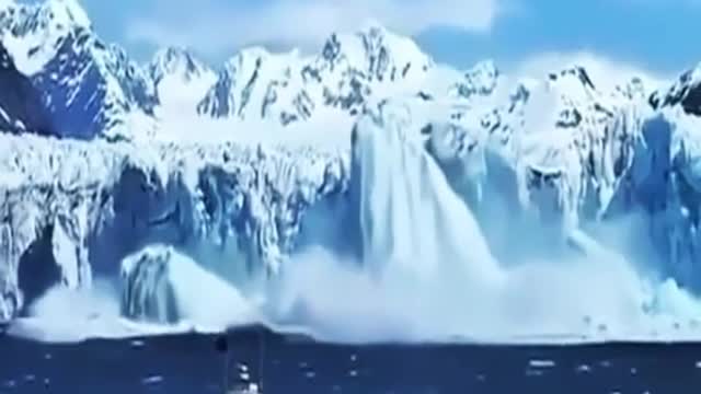GIANT GLACIER CRUMBLING