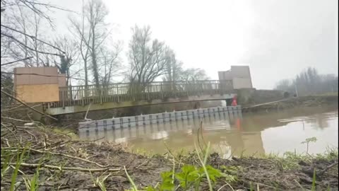 Install in Leamington Spato demolish a condemned wooden bridge.