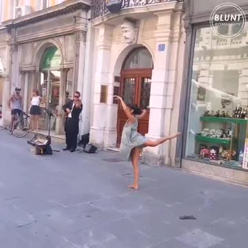 Μια μπαλαρίνα τουρίστρια ερωτεύτηκε τη μελωδία της μουσικής του δρόμου…ο πατέρας της την ενθάρρυνε να χορέψει