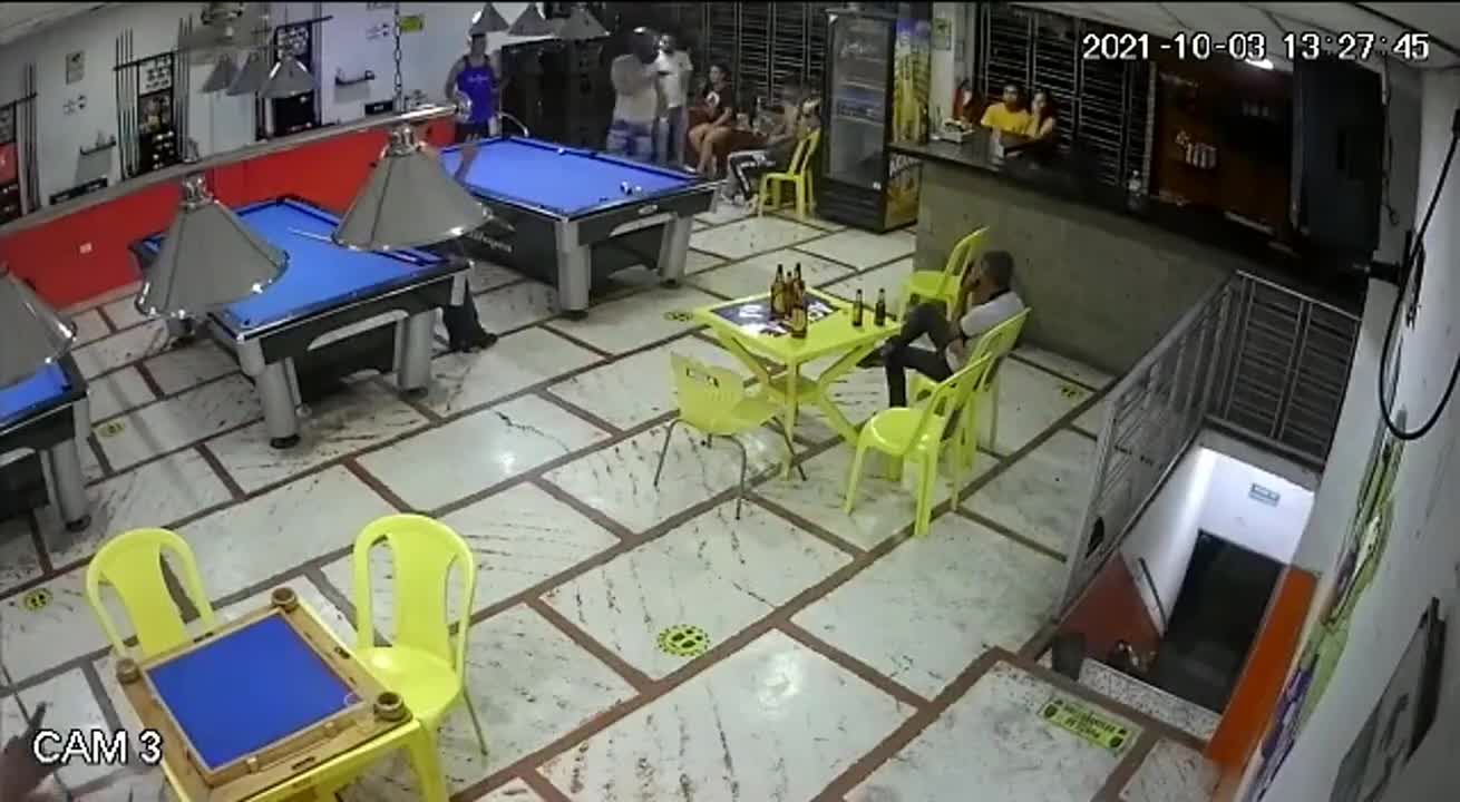 Attempted Robbery in Colombian Billiard Club Goes Bad for Robber