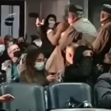 Cittadino cacciato con la forza dal traghetto (Ischia -Napoli)