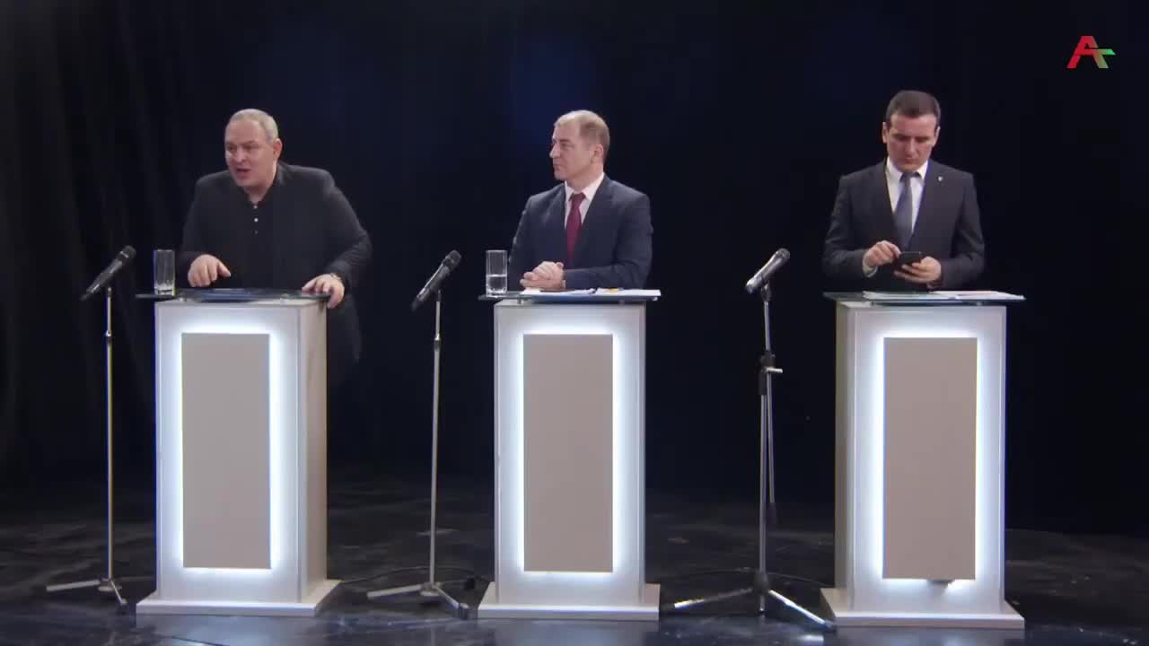 В Абхазии в прямом эфире поругались глава МВД Абхазии Вальмер Бутба и оппозиционер Кан Кварчия