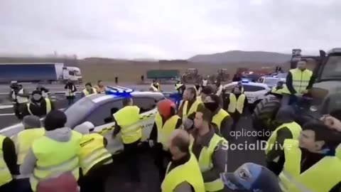 ⚡URGENT – Spanish Farmers have pushed away a police car that was blocking tractors on the A12 highway in Pamplona.