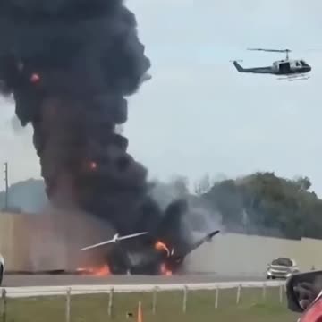 Во Флориде бизнес-джет попытался приземлиться на трассу, но загорелся при ударе об землю