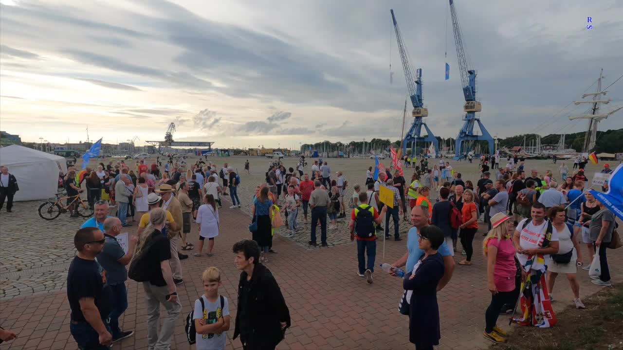 Rostock - Der Demonstrationszug kehrt zurück 20-08-2022