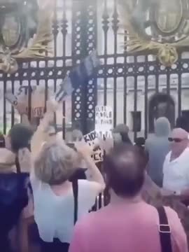 Протест срещу педофила принц Андрю.