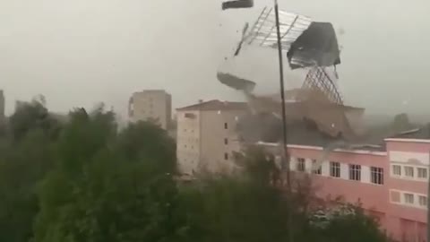 🔥This is how the roofs of the house fly at times! Eh that wind!