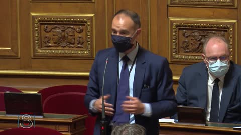 Ce sénateur remet les pendules à l'heure